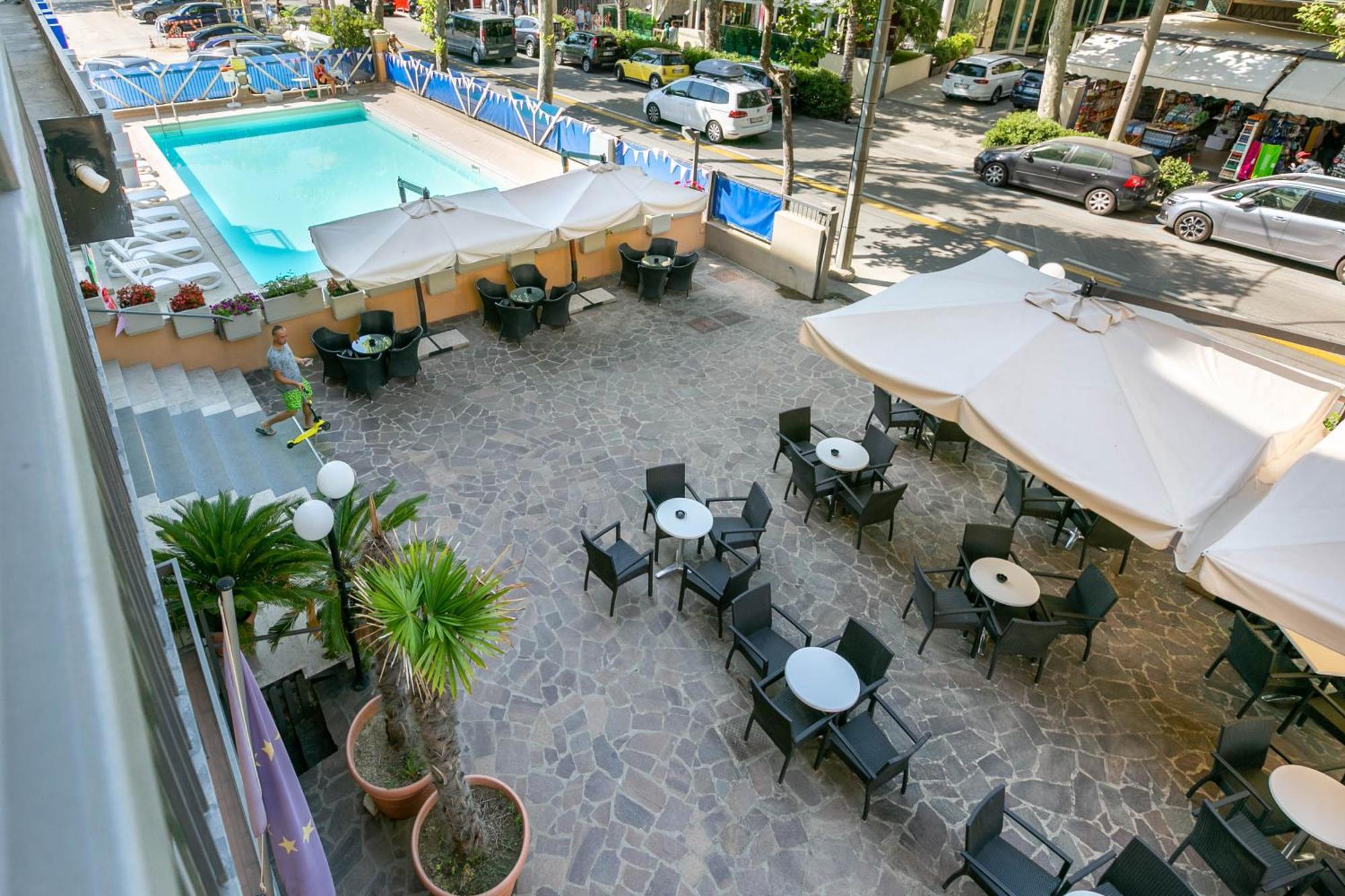 Hotel Atlas Римини Екстериор снимка