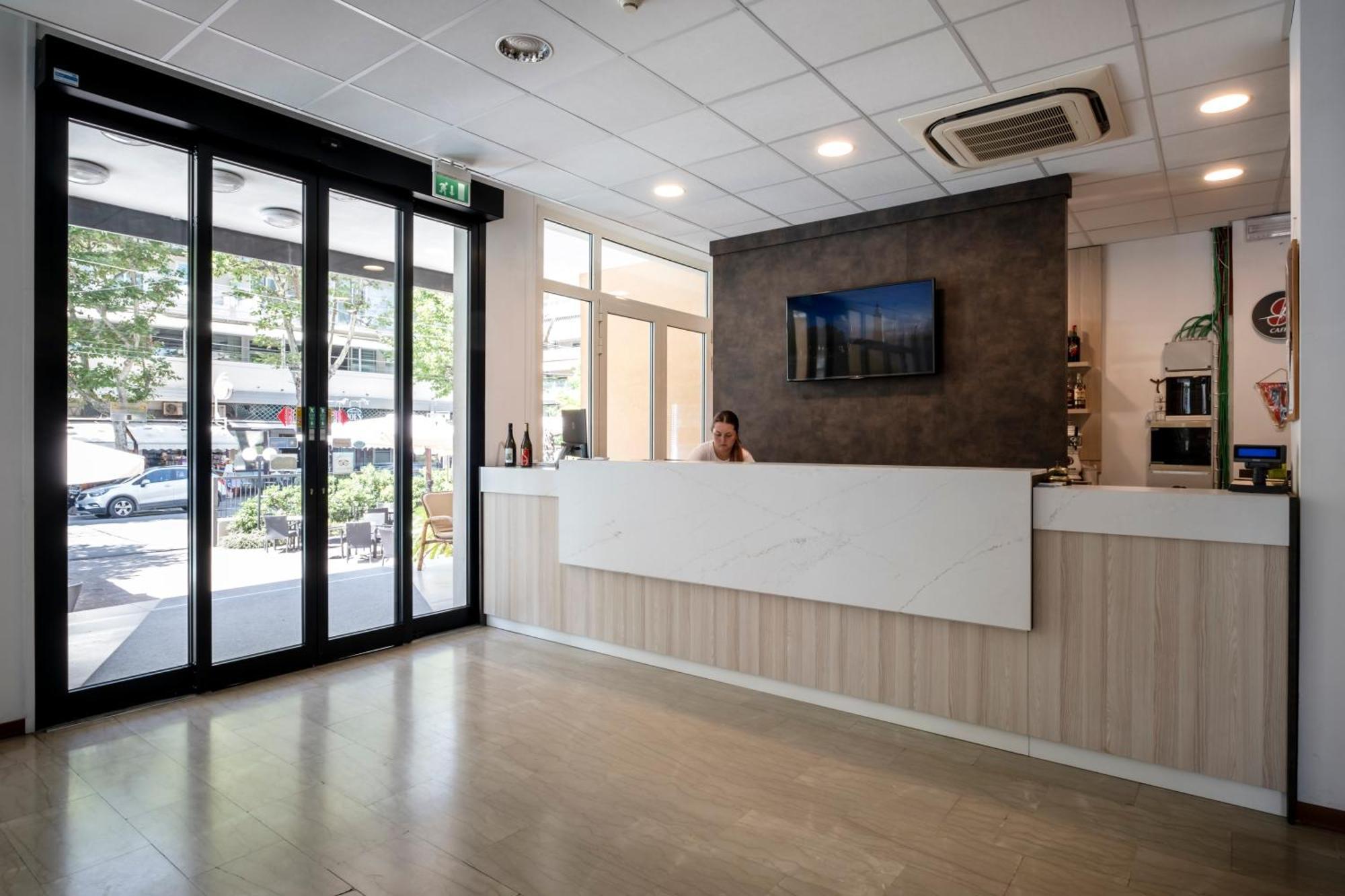 Hotel Atlas Римини Екстериор снимка
