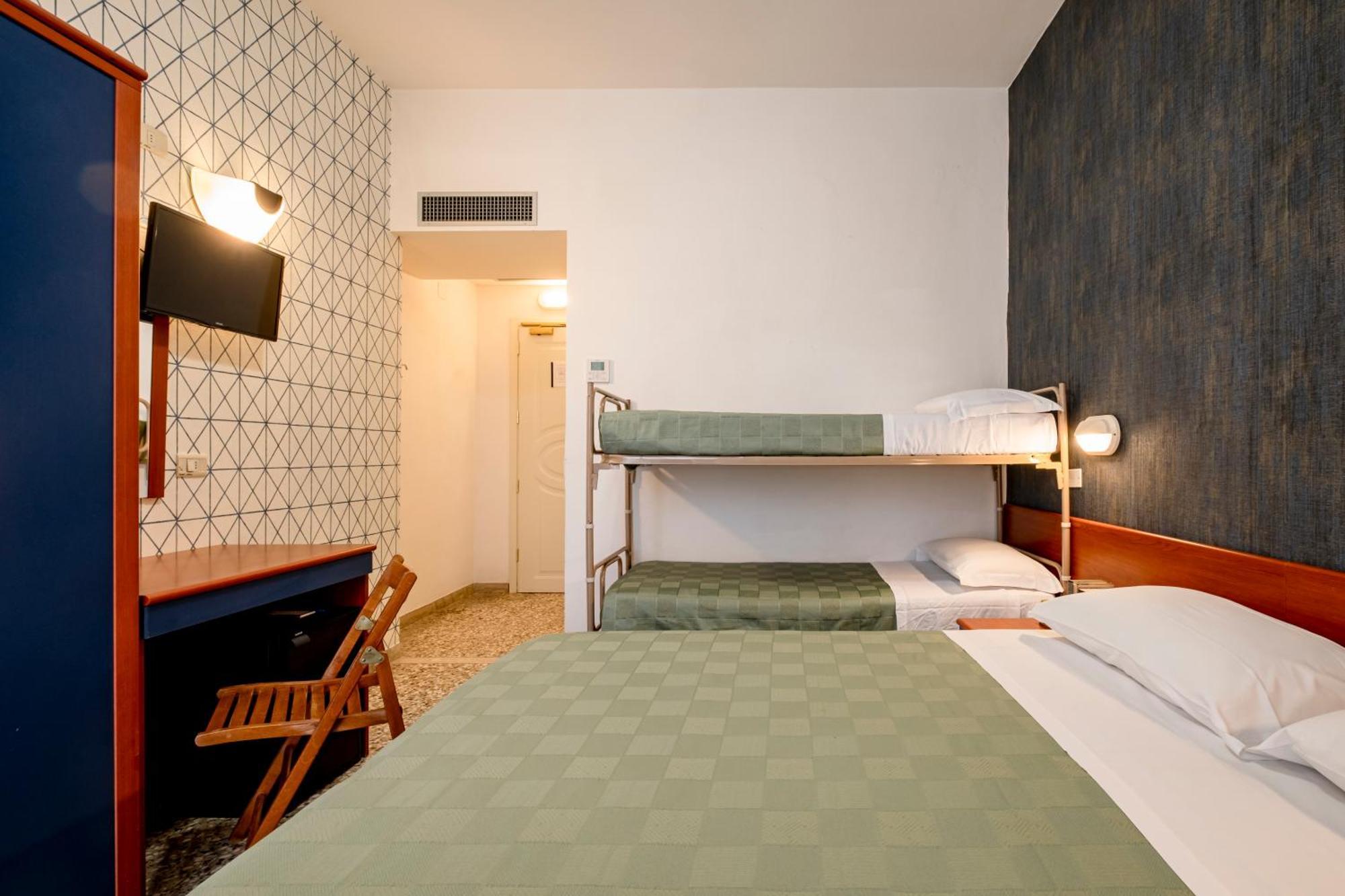 Hotel Atlas Римини Екстериор снимка