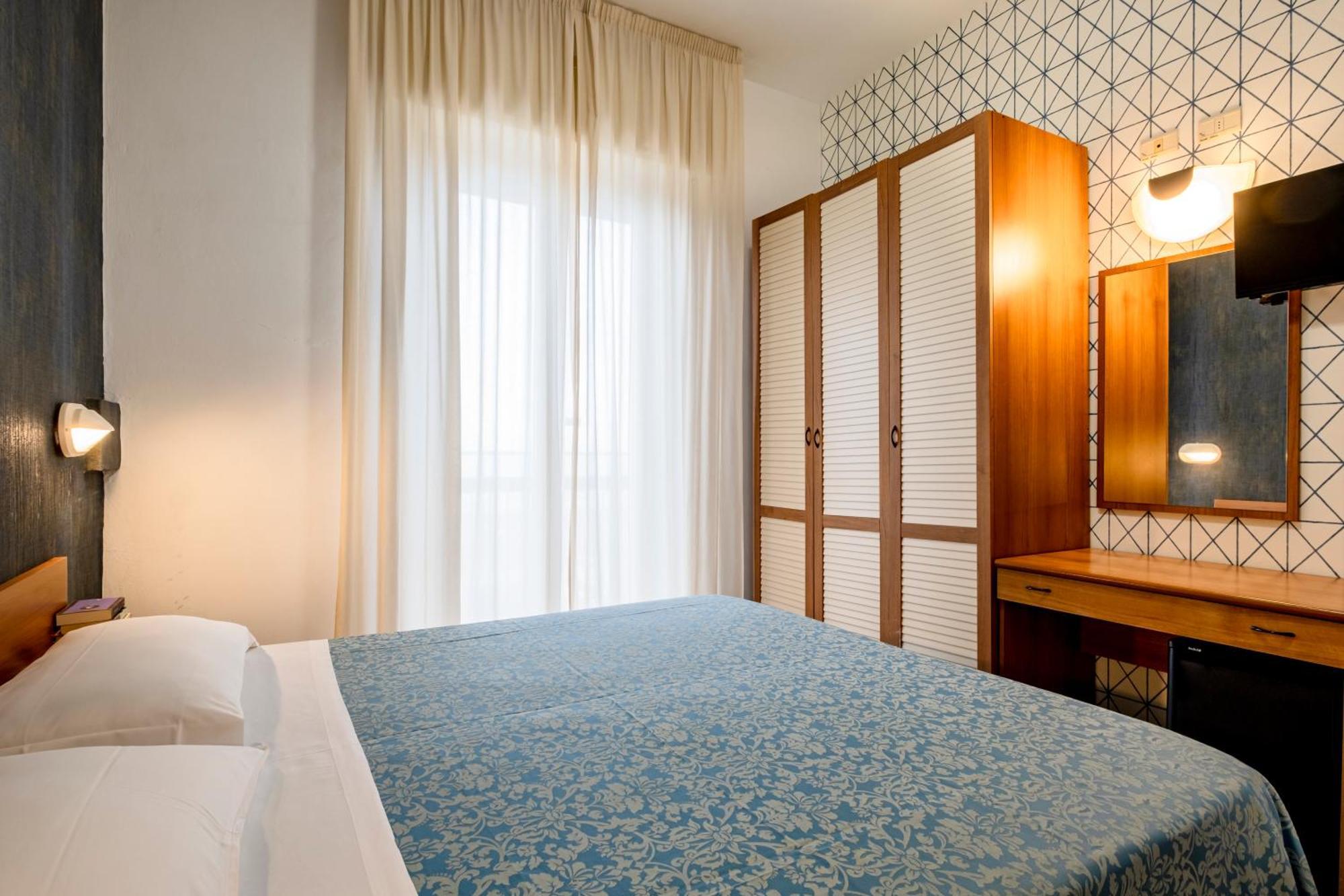 Hotel Atlas Римини Екстериор снимка