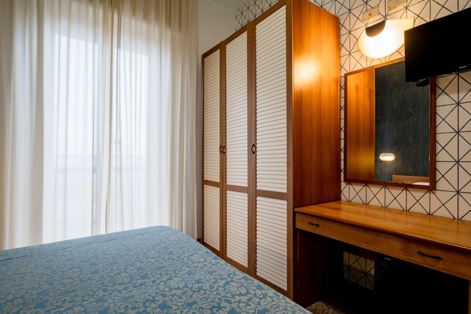 Hotel Atlas Римини Екстериор снимка