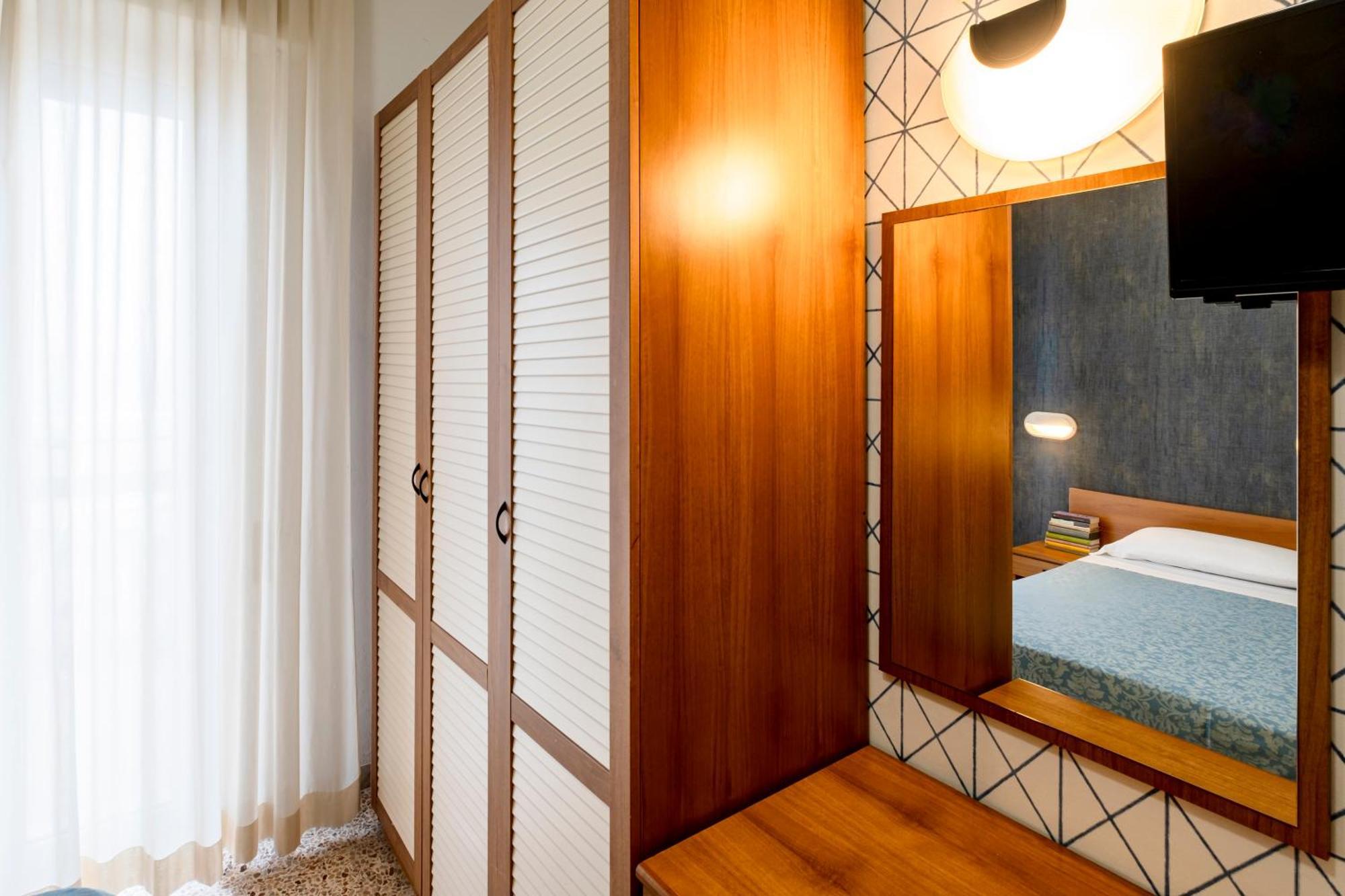 Hotel Atlas Римини Екстериор снимка