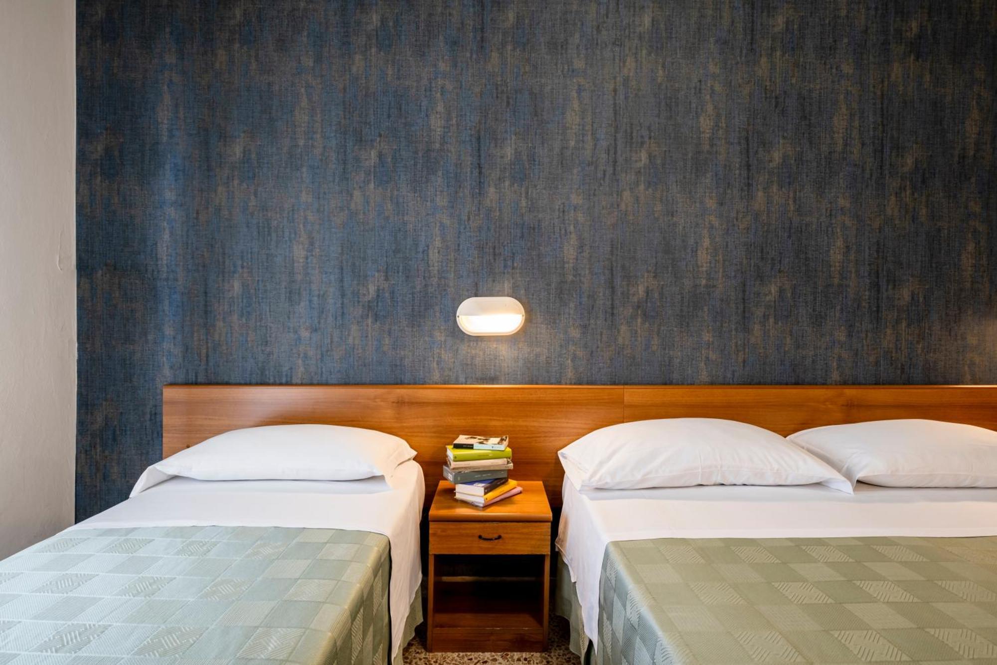 Hotel Atlas Римини Екстериор снимка