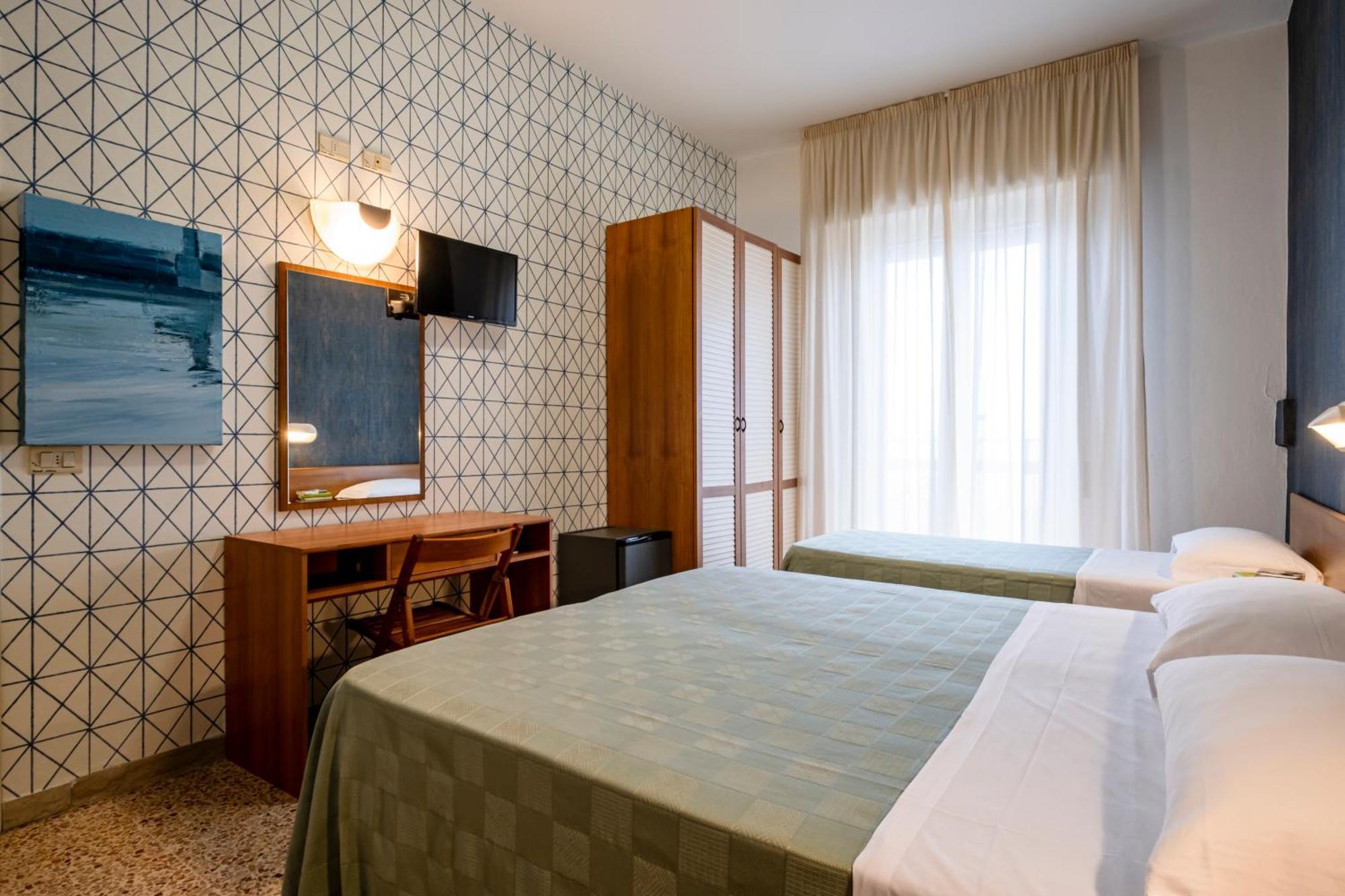 Hotel Atlas Римини Екстериор снимка