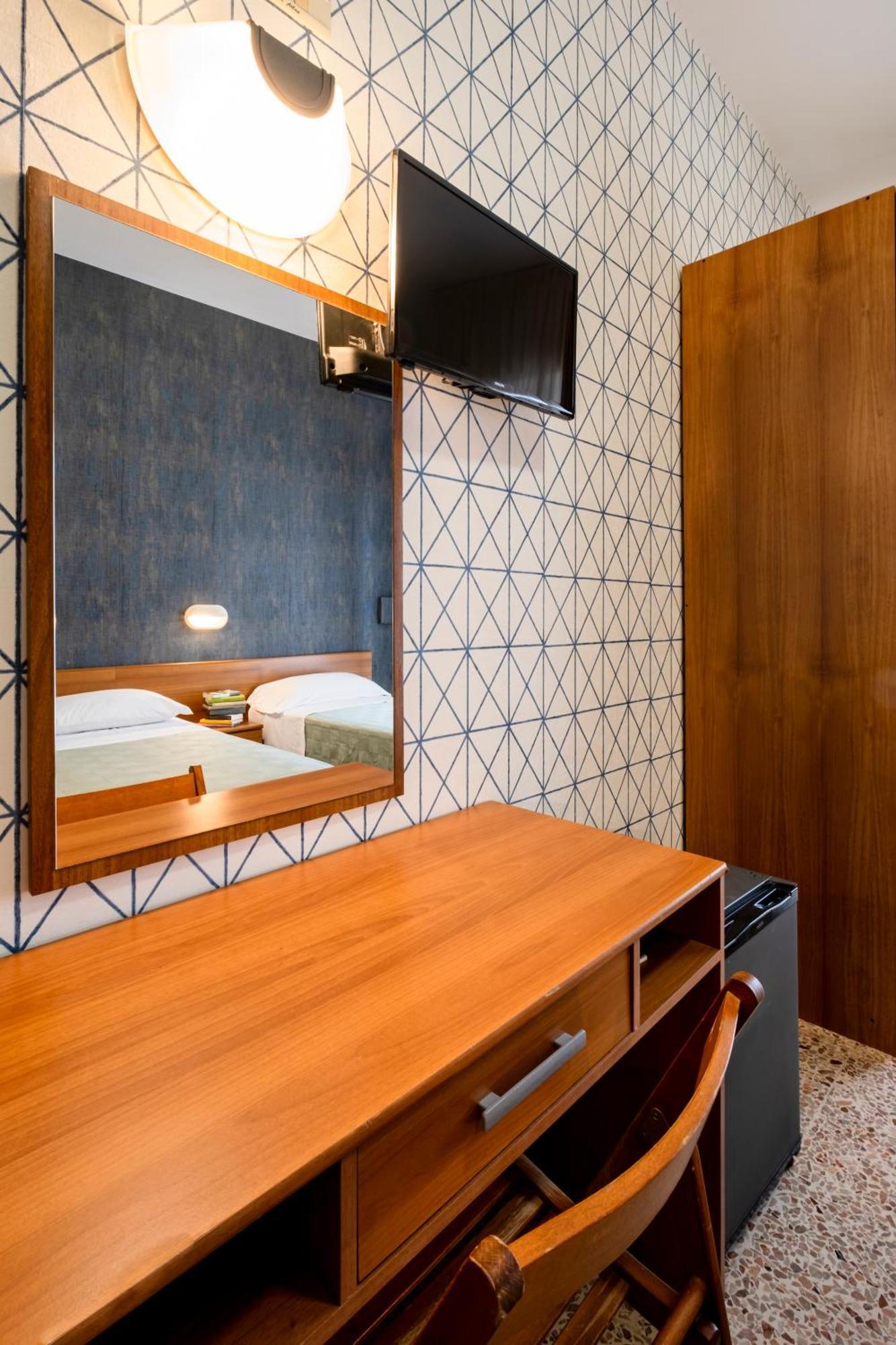 Hotel Atlas Римини Екстериор снимка