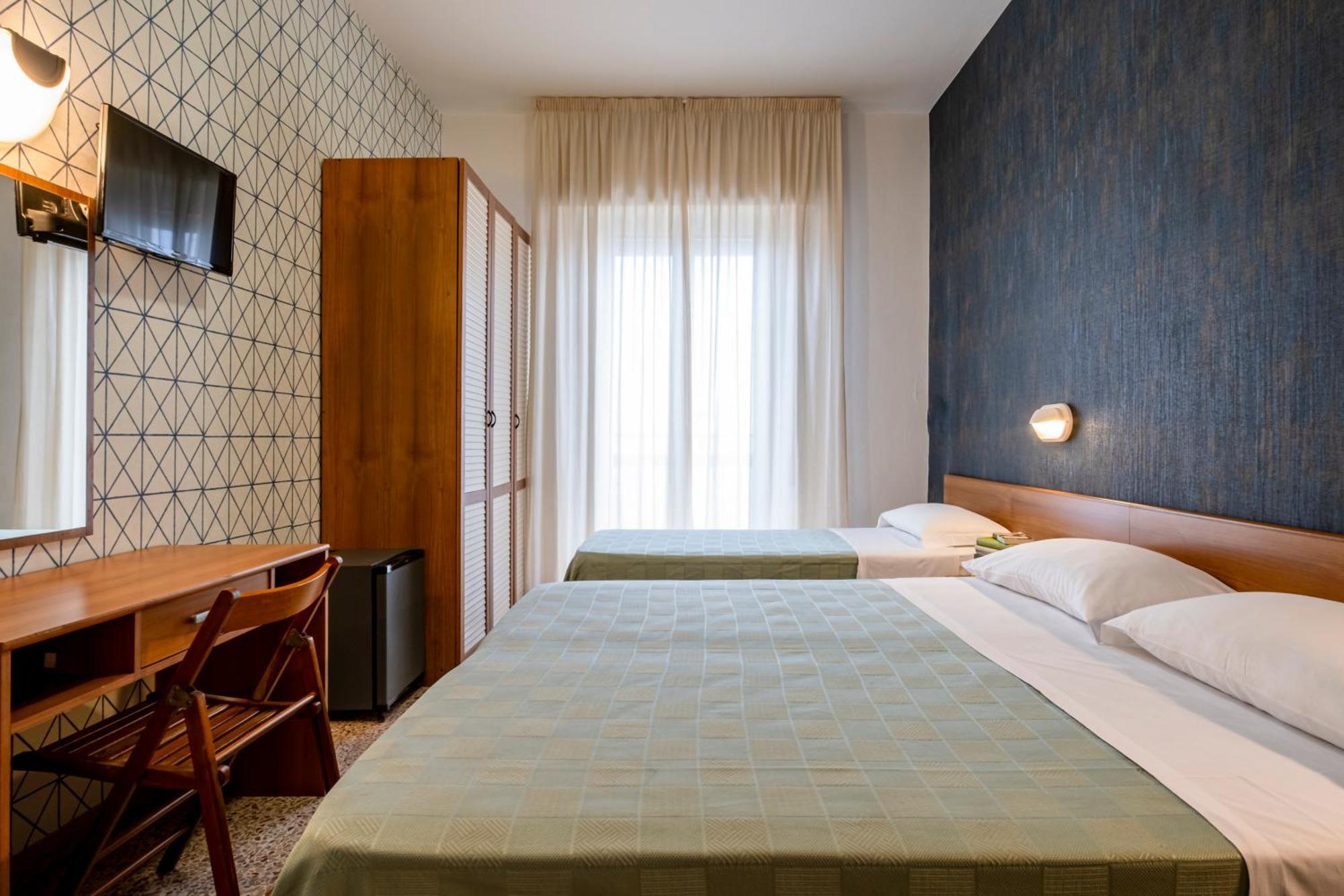 Hotel Atlas Римини Екстериор снимка