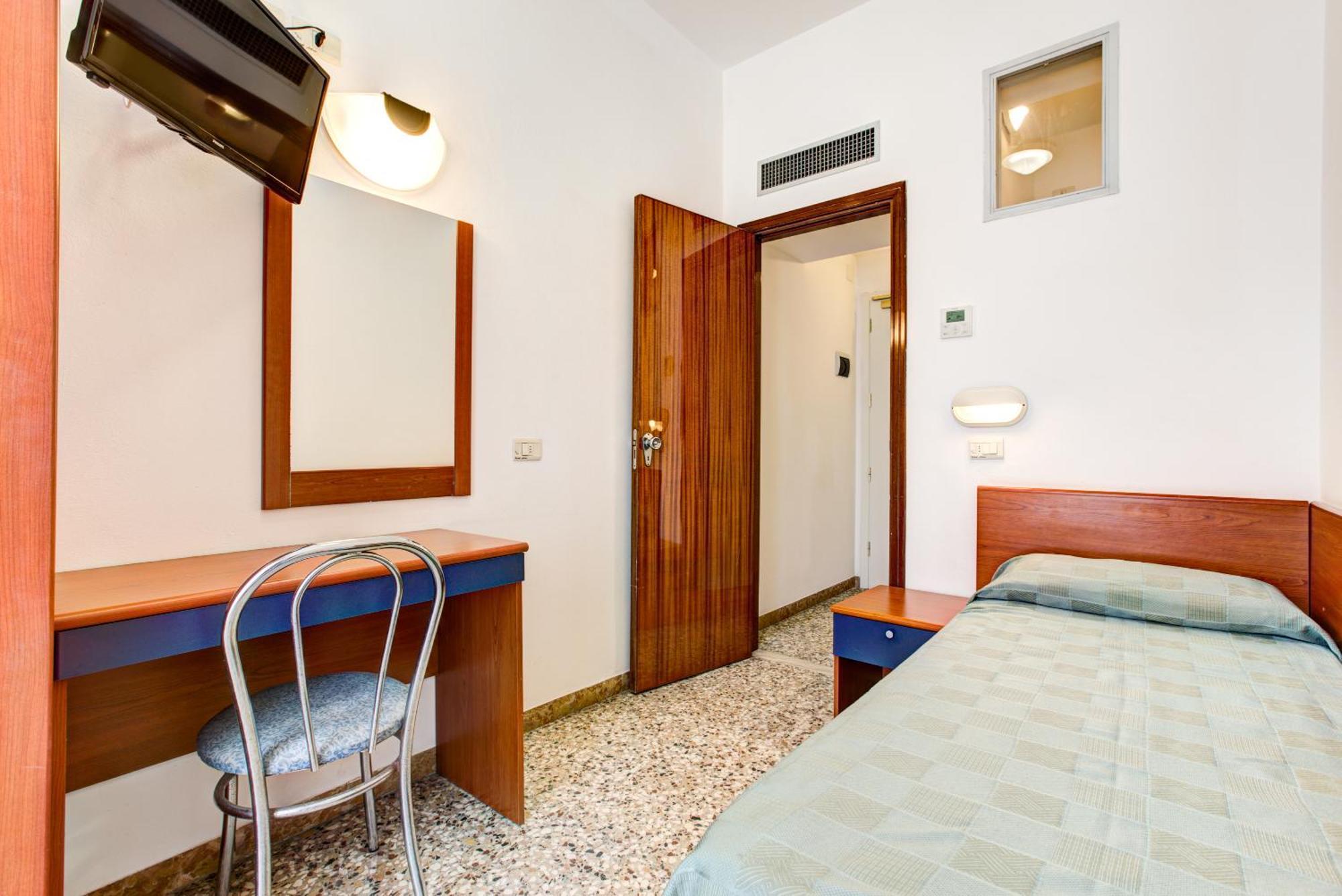 Hotel Atlas Римини Екстериор снимка