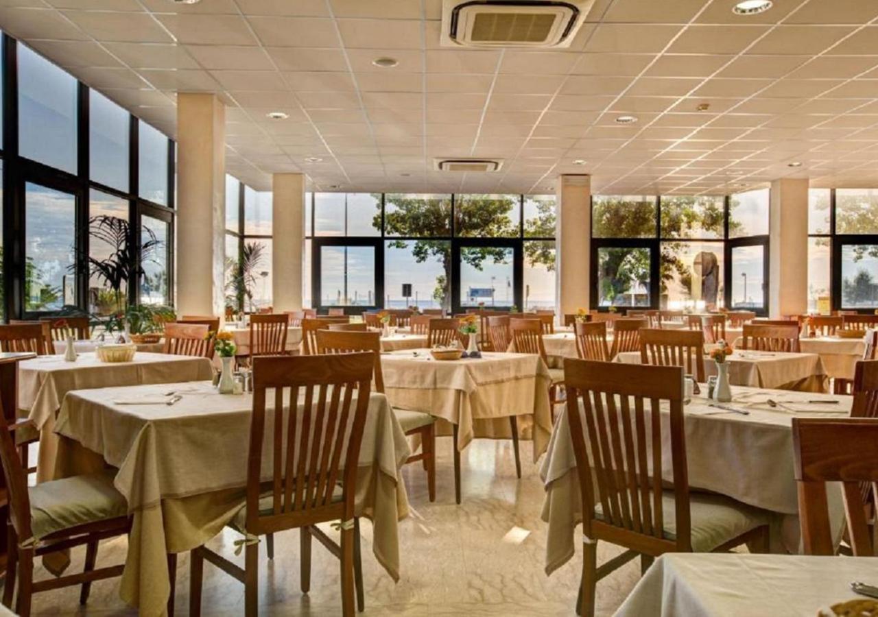 Hotel Atlas Римини Екстериор снимка