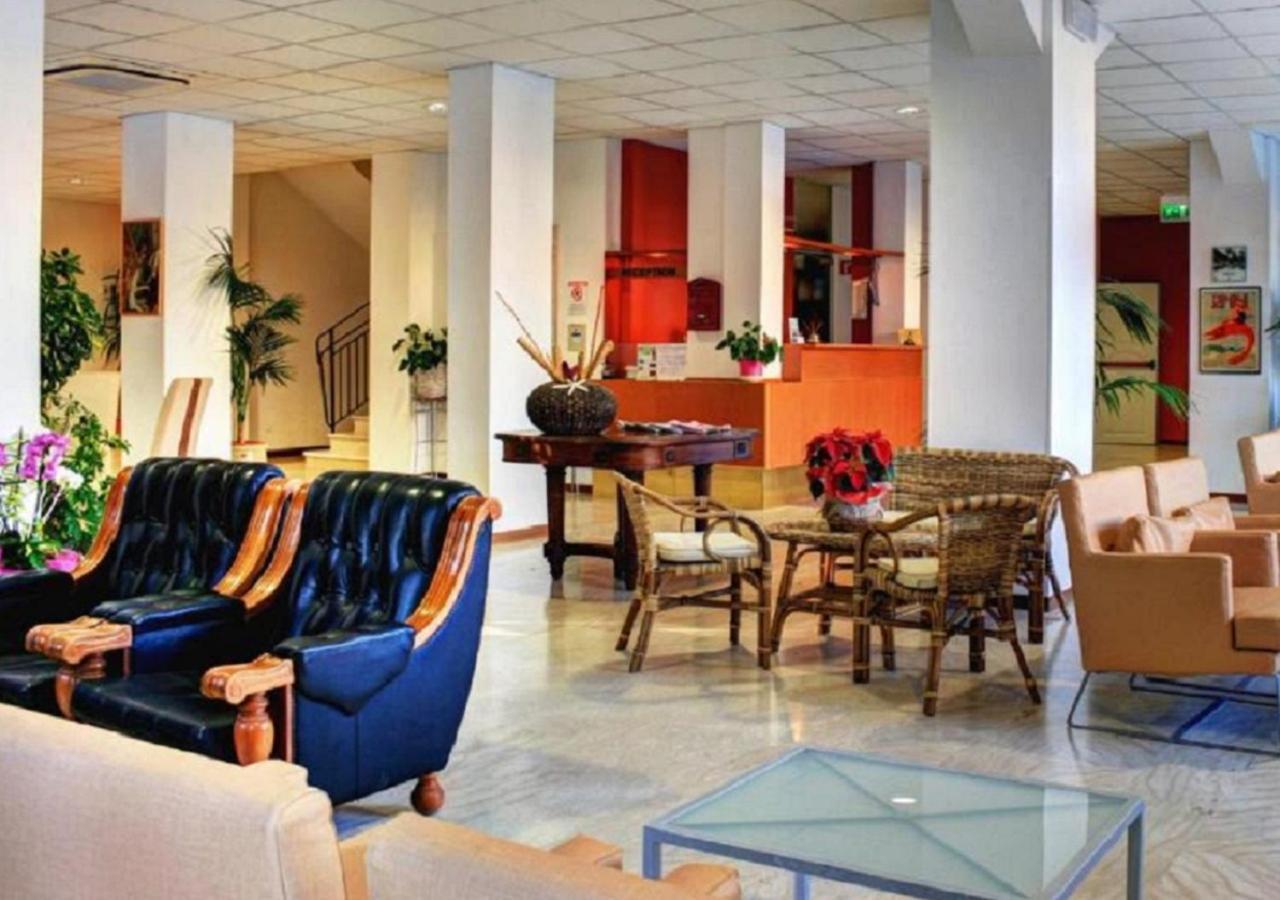 Hotel Atlas Римини Екстериор снимка