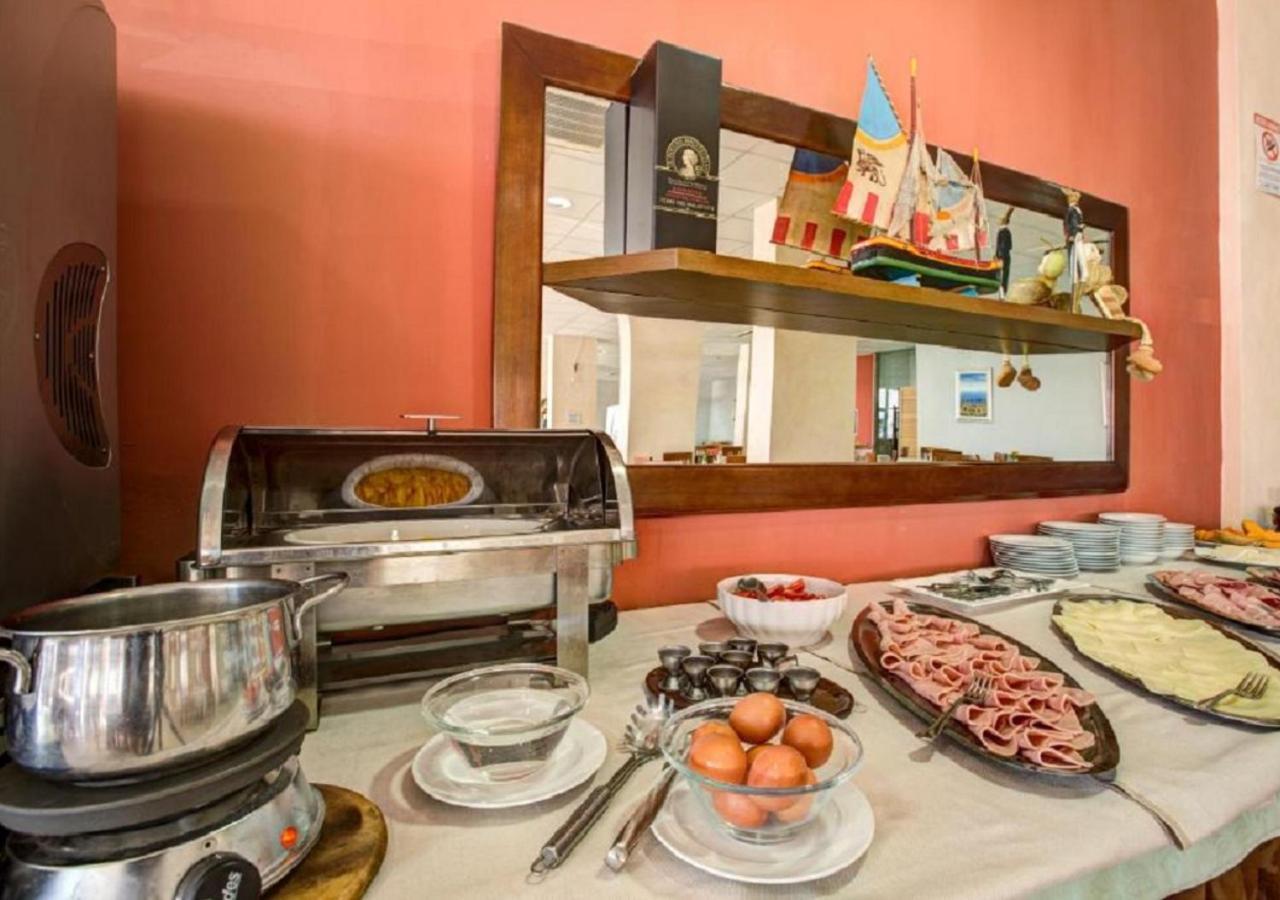 Hotel Atlas Римини Екстериор снимка